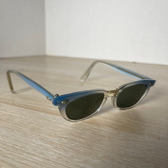 Vintage Bausch and Lomb 4-5 1/4 Youth Sunglasses Cat Eye Blue B&L 42-18 - Picture 1 of 13
